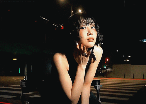 un gif de la vidéo musicale de Loop, par Yves